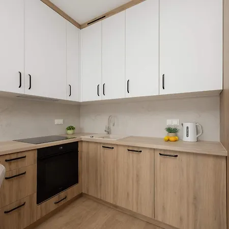 Bright With A Balcony And Parking By Renters Varsóvia