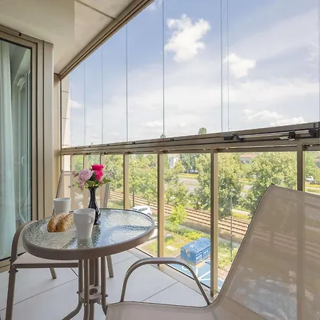 Bright With A Balcony And Parking By Renters Apartamento