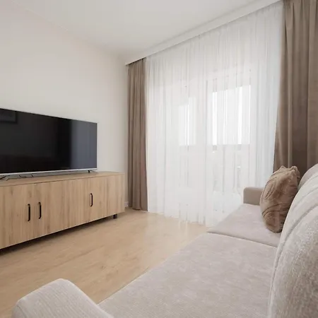 Bright With A Balcony And Parking By Renters Varsóvia