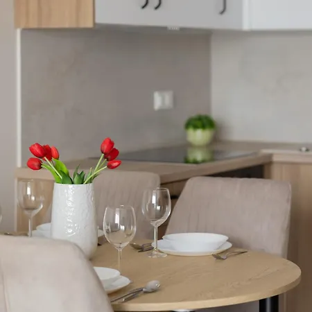 Bright With A Balcony And Parking By Renters *